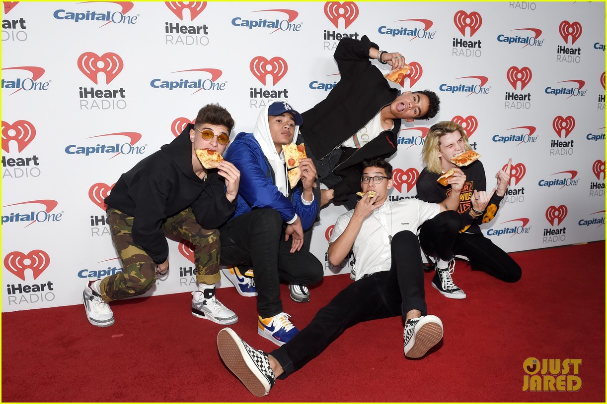prettymuch poses with pizza cuddles with puppies at iheartradio music festival 07