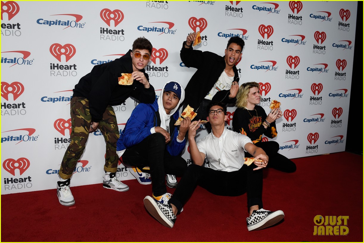 prettymuch poses with pizza cuddles with puppies at iheartradio music festival 08