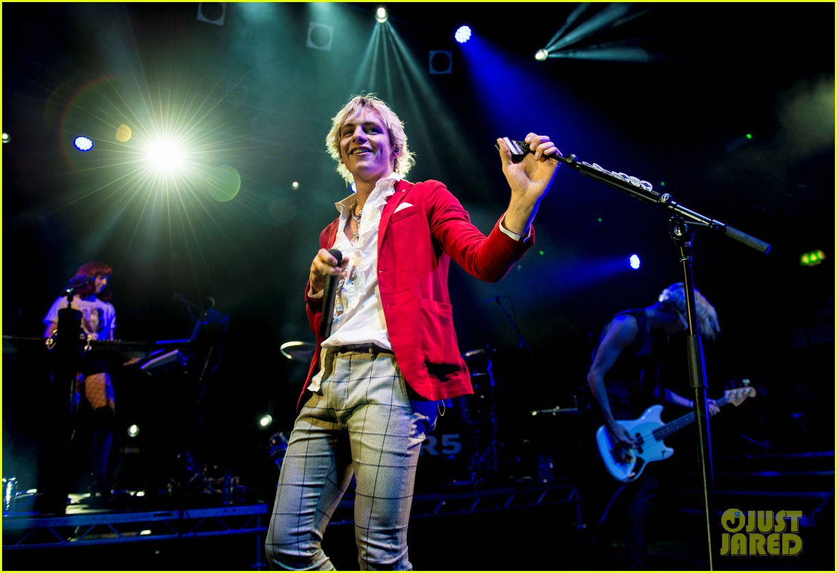 ross lynch r5 take the stage in england 01