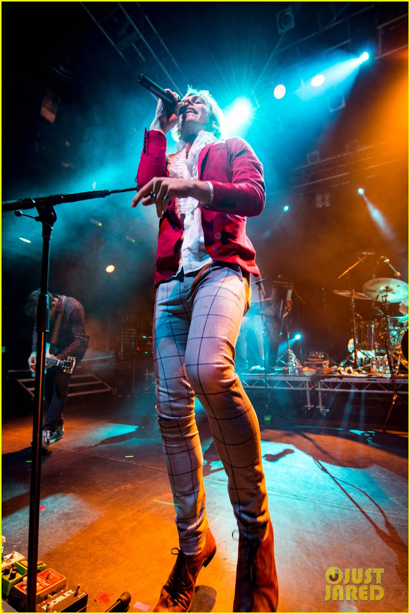 ross lynch r5 take the stage in england 03