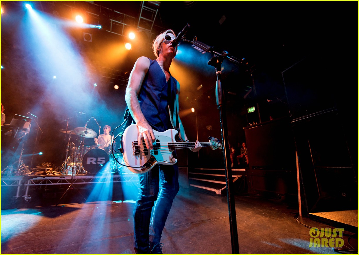 ross lynch r5 take the stage in england 04