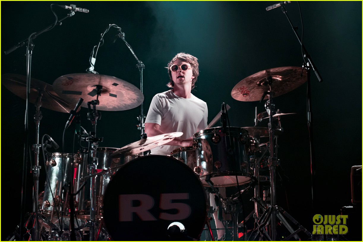 ross lynch r5 take the stage in england 06