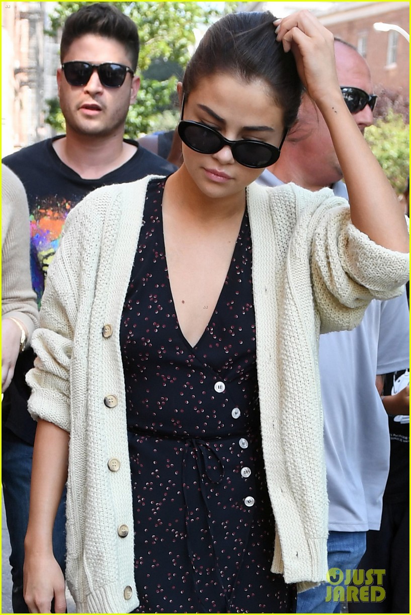 selena gomez out in new york city solo 07