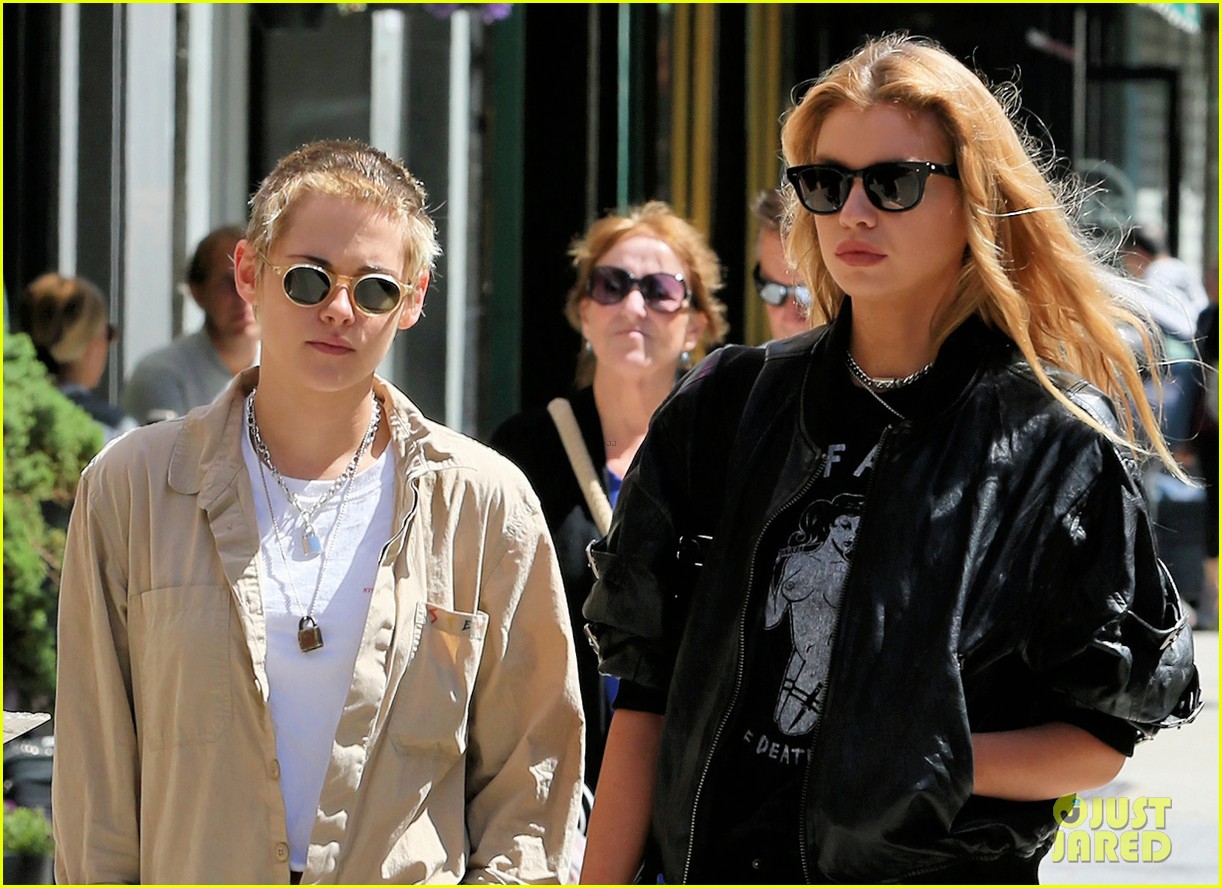 kristen stewart and stella maxwell couple up for lunch date2 05