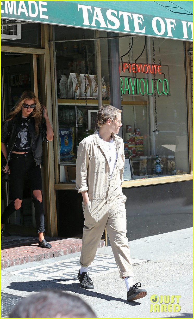 kristen stewart and stella maxwell couple up for lunch date2 11