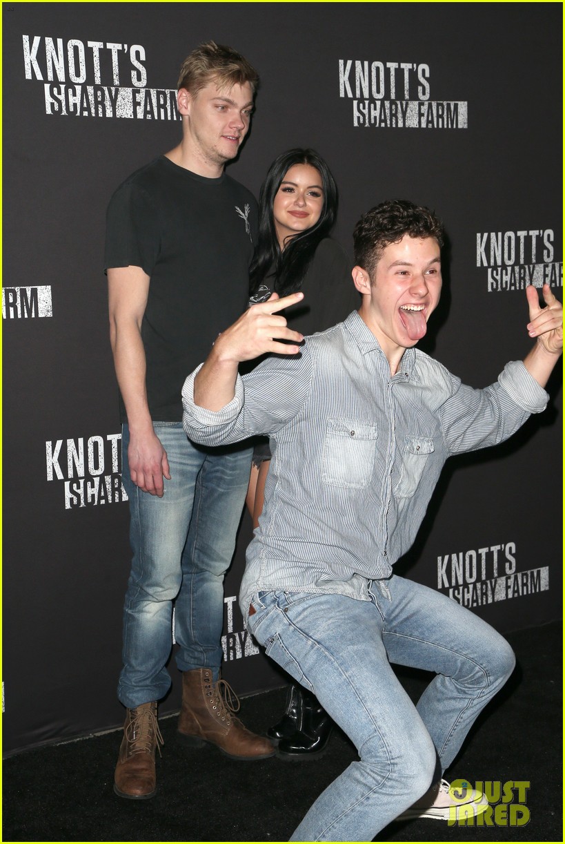ariel winter and levi meaden get photobombed by nolan gould at knotts scary farm 01