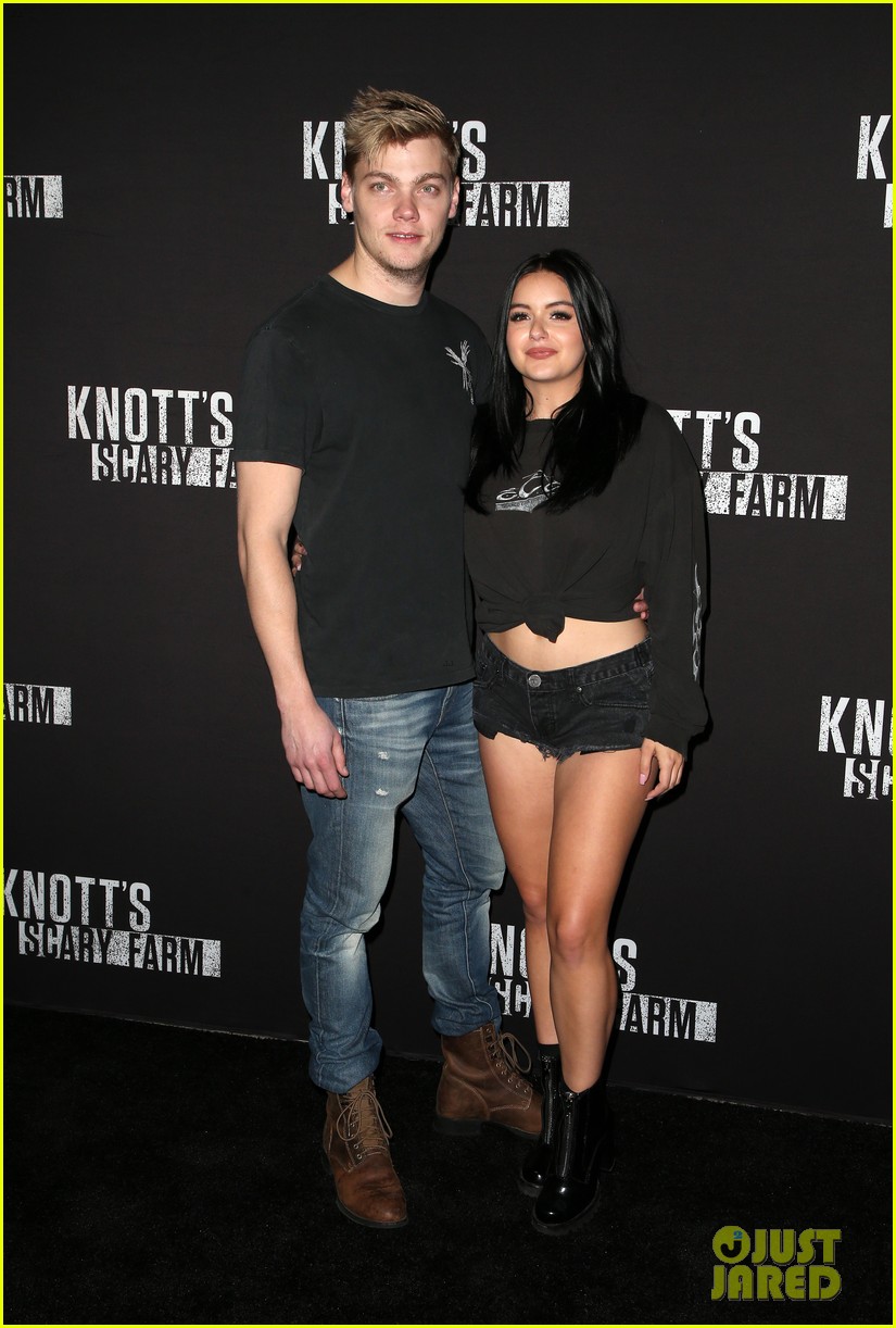 ariel winter and levi meaden get photobombed by nolan gould at knotts scary farm 02