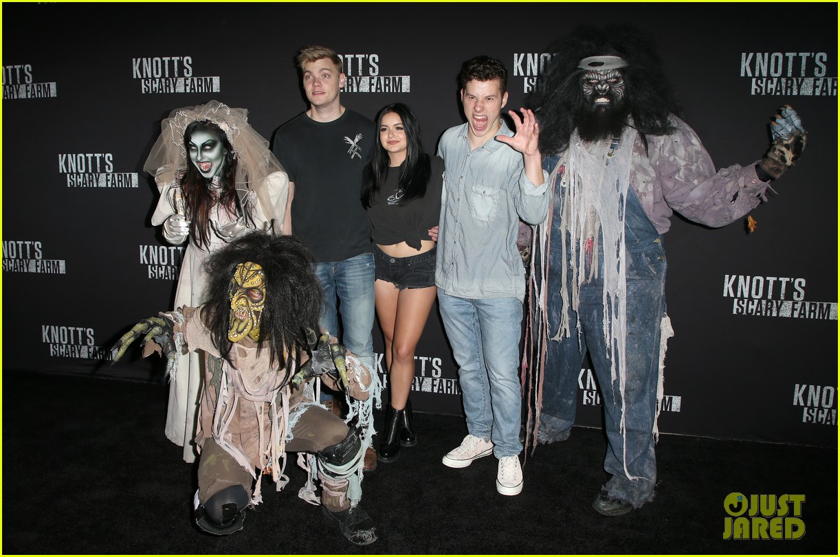 ariel winter and levi meaden get photobombed by nolan gould at knotts scary farm 05