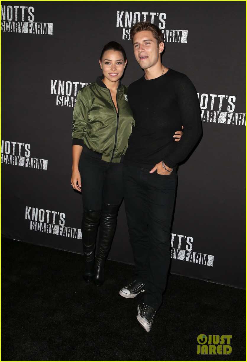 ariel winter and levi meaden get photobombed by nolan gould at knotts scary farm 12