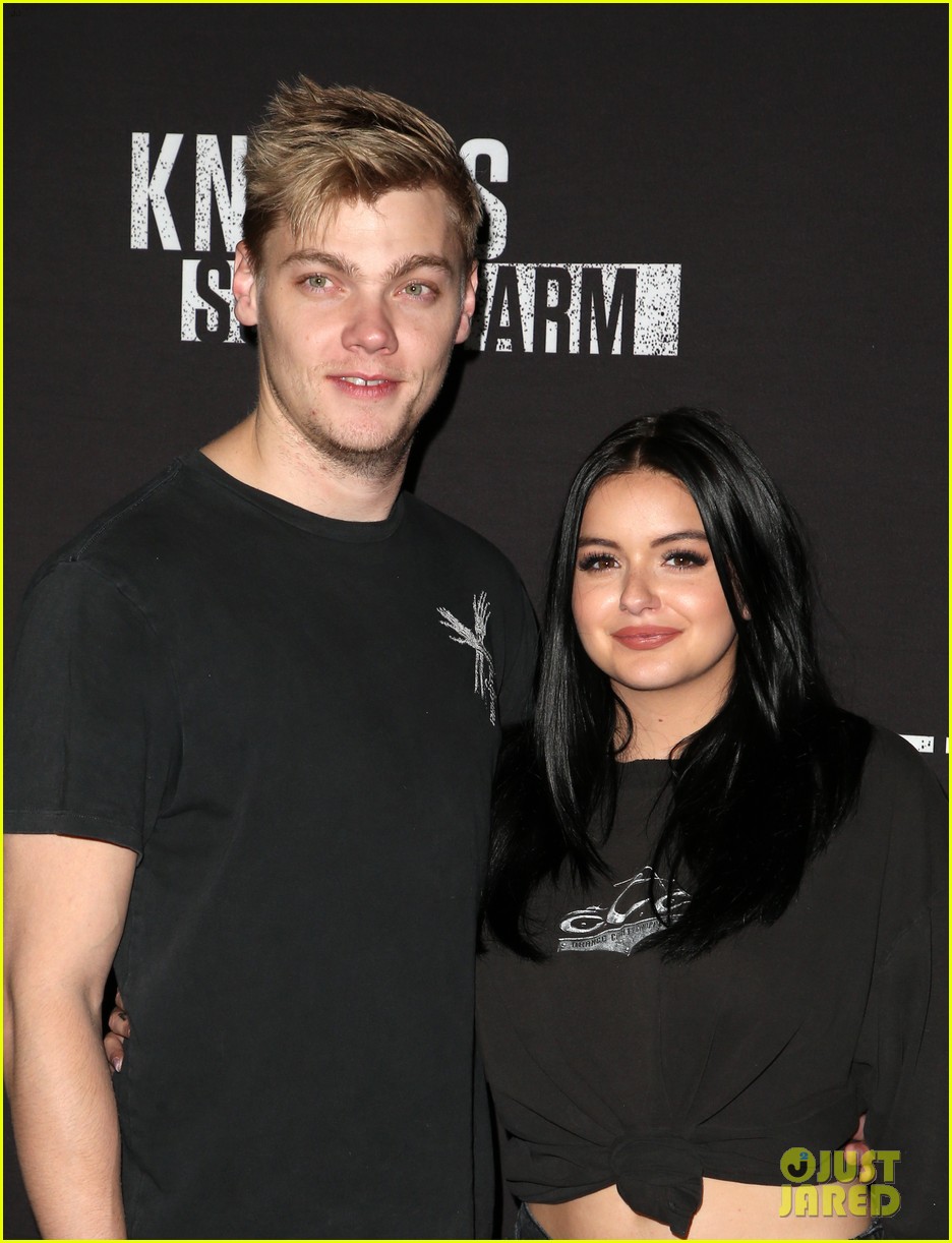 ariel winter and levi meaden get photobombed by nolan gould at knotts scary farm 15