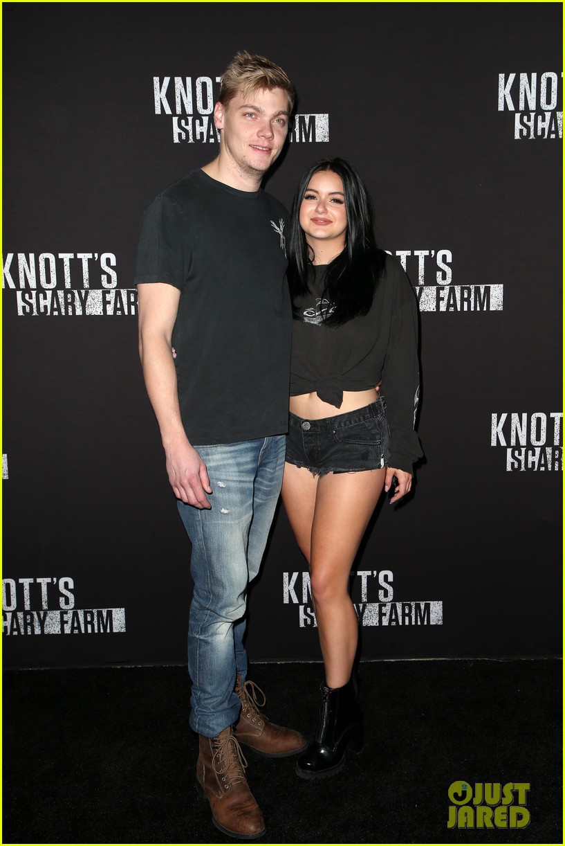 ariel winter and levi meaden get photobombed by nolan gould at knotts scary farm 17
