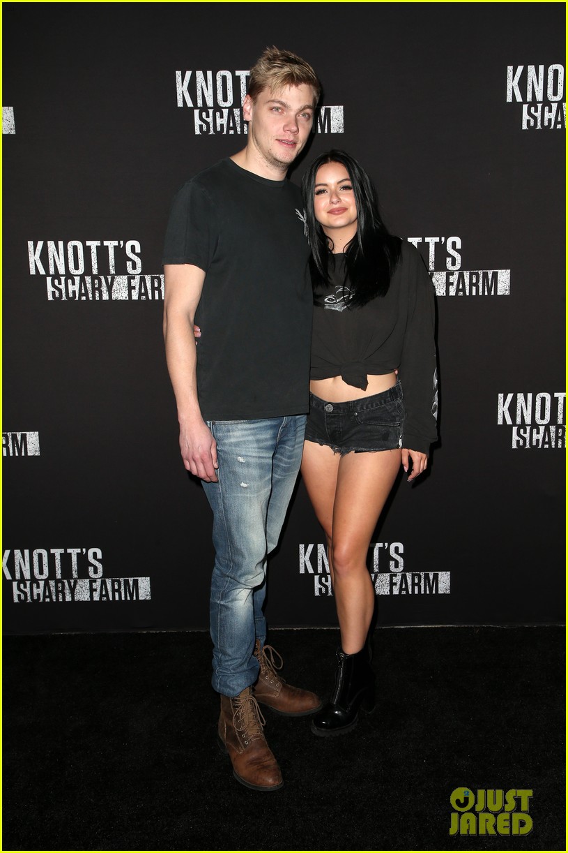 ariel winter and levi meaden get photobombed by nolan gould at knotts scary farm 18