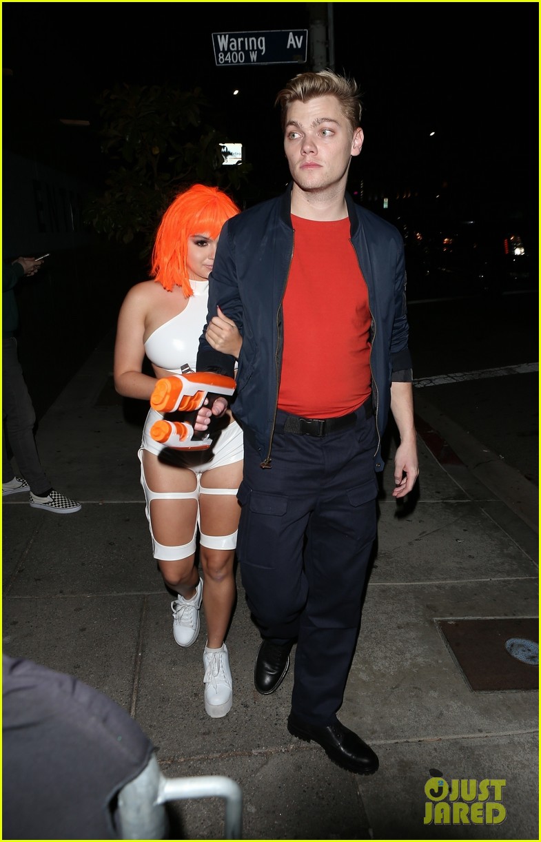ariel winter bf levi meaden bring fifth element to life for matthew morrisons halloween party 01
