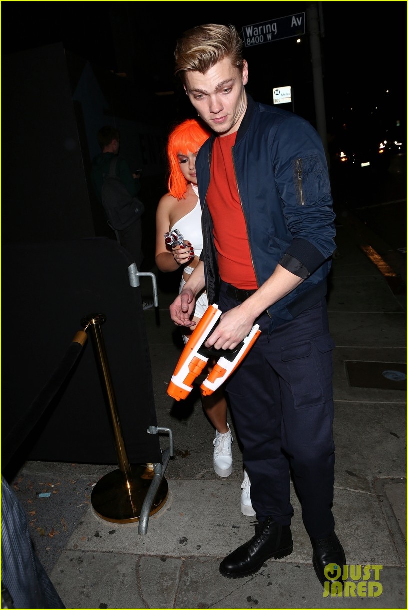 ariel winter bf levi meaden bring fifth element to life for matthew morrisons halloween party 08