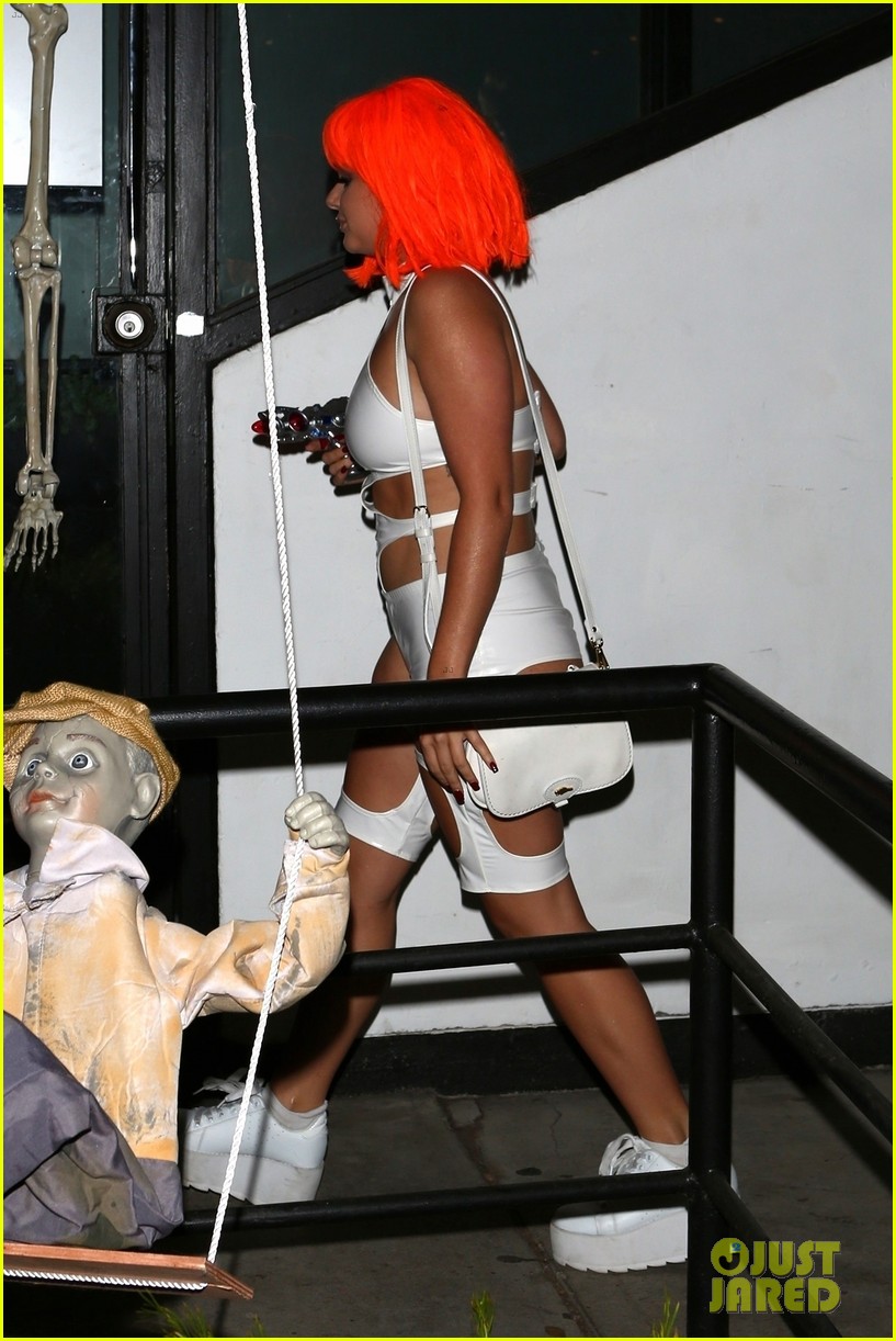 ariel winter bf levi meaden bring fifth element to life for matthew morrisons halloween party 09