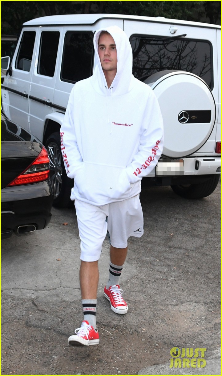 justin bieber steps out after church with selena gomez2 06