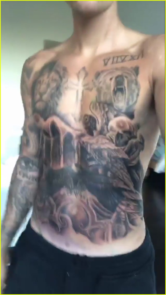justin bieber shirtless entire torso covered in tattoos 01