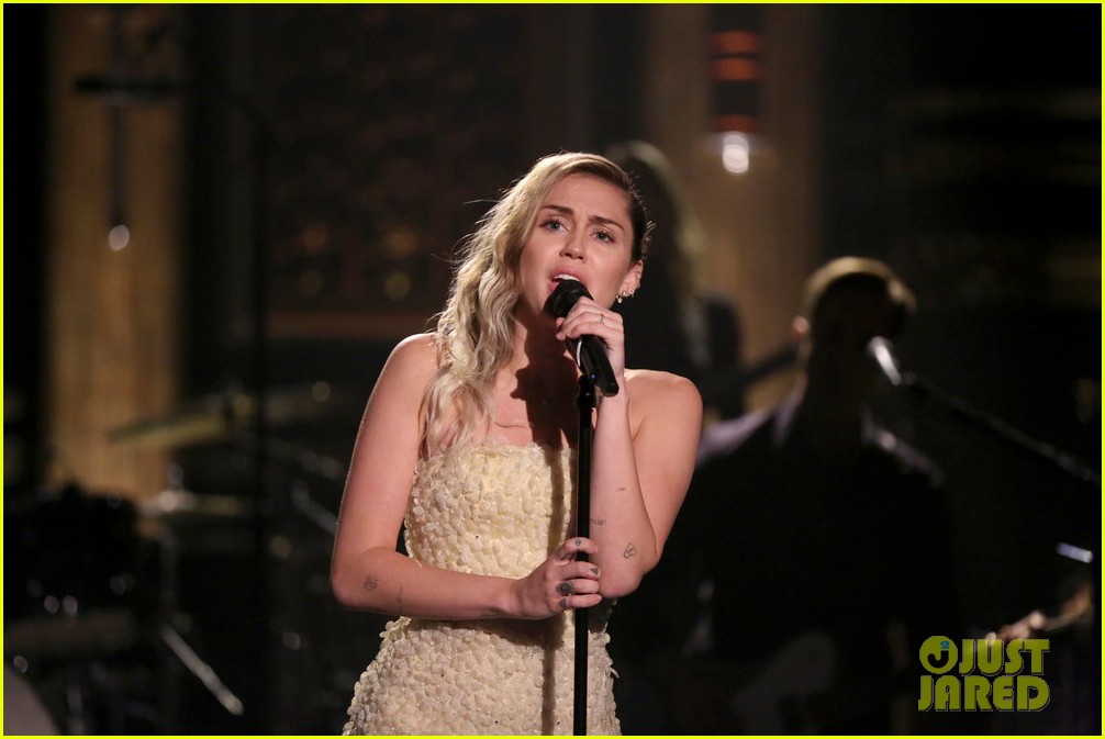 miley cyrus performs the climb on fallon as message of unity 02