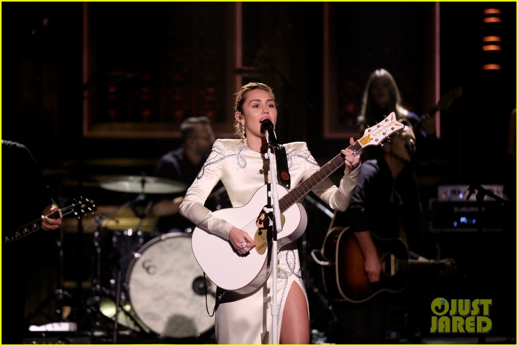 miley cyrus performs week without you on the tonight show 02