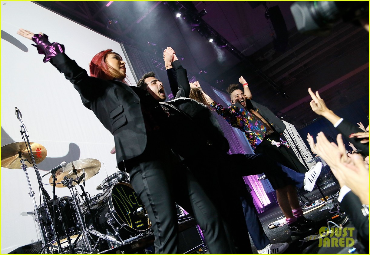 dnce performs at human rights campaign national dinner 2017 04