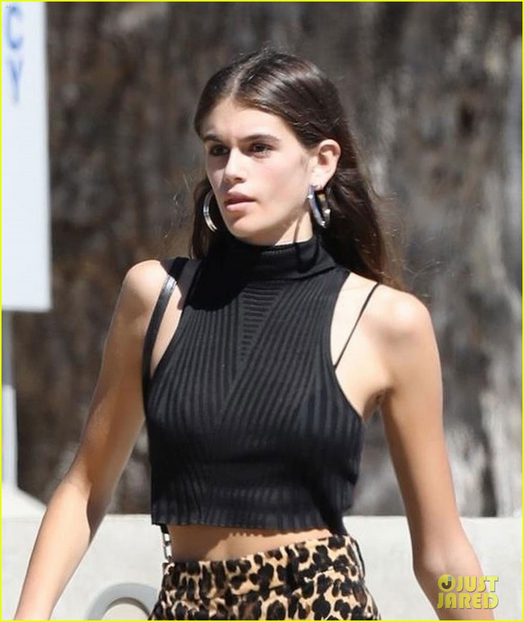 kaia gerber shows off her weekend style in california 06