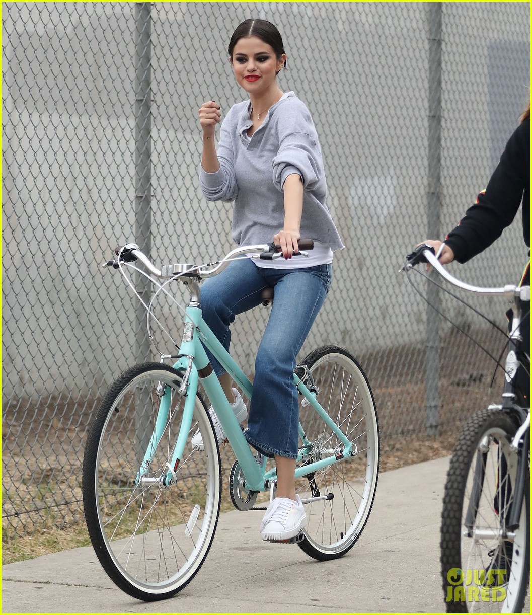 selena gomez makes surprise visit as fans finish up the school day 05