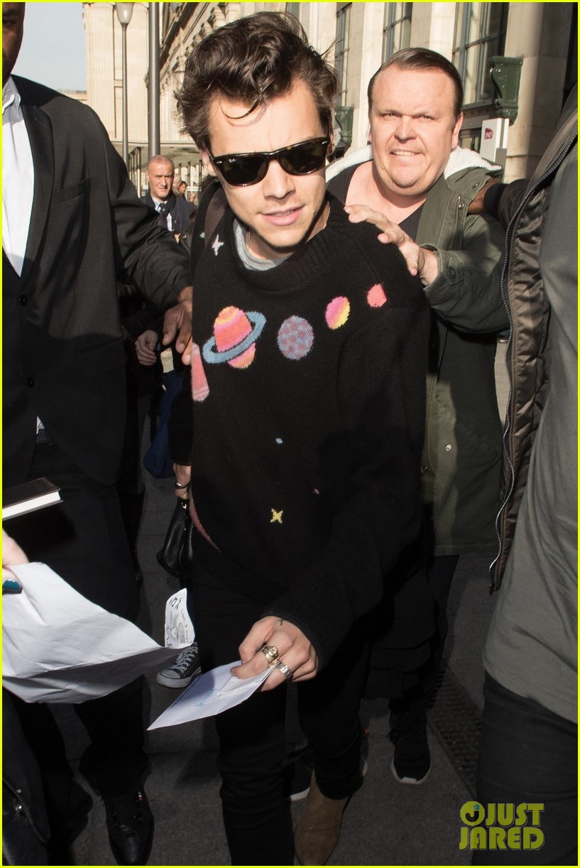 harry styles gets mobbed by fans in paris 02