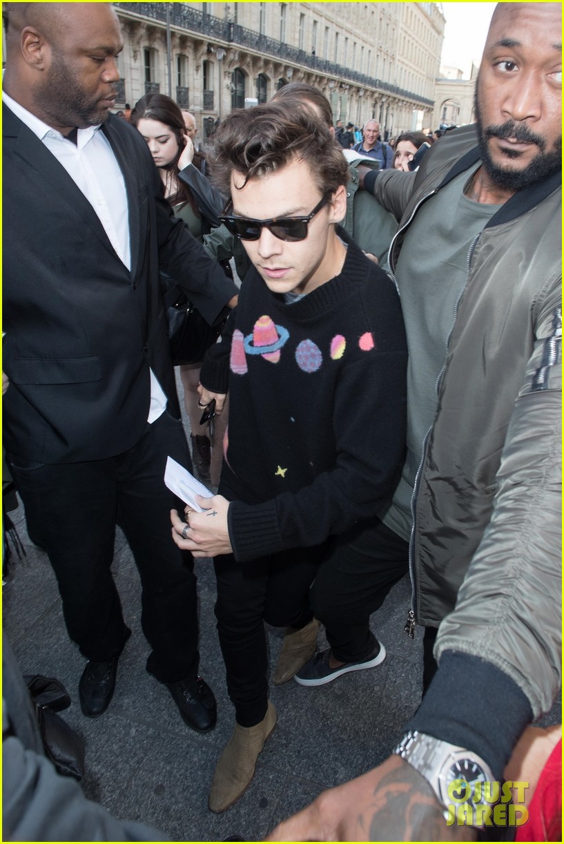 harry styles gets mobbed by fans in paris 03