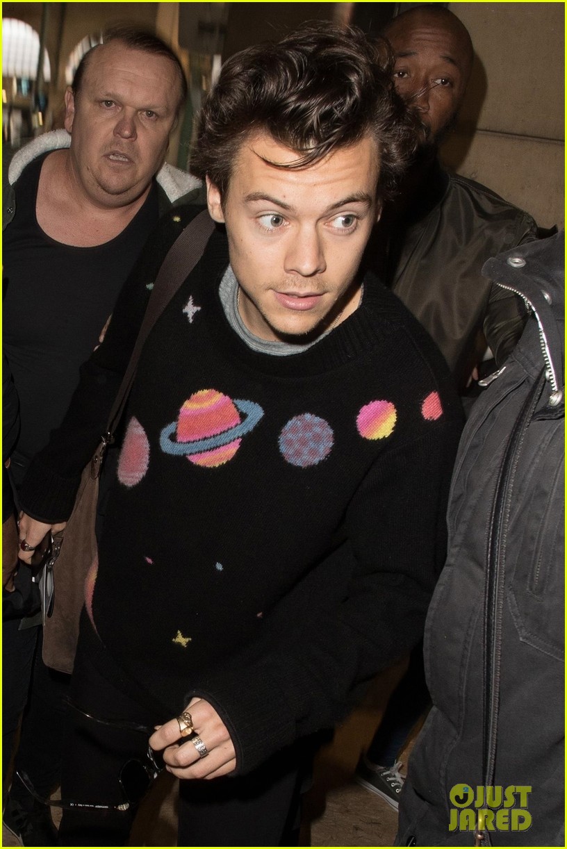 harry styles gets mobbed by fans in paris 04