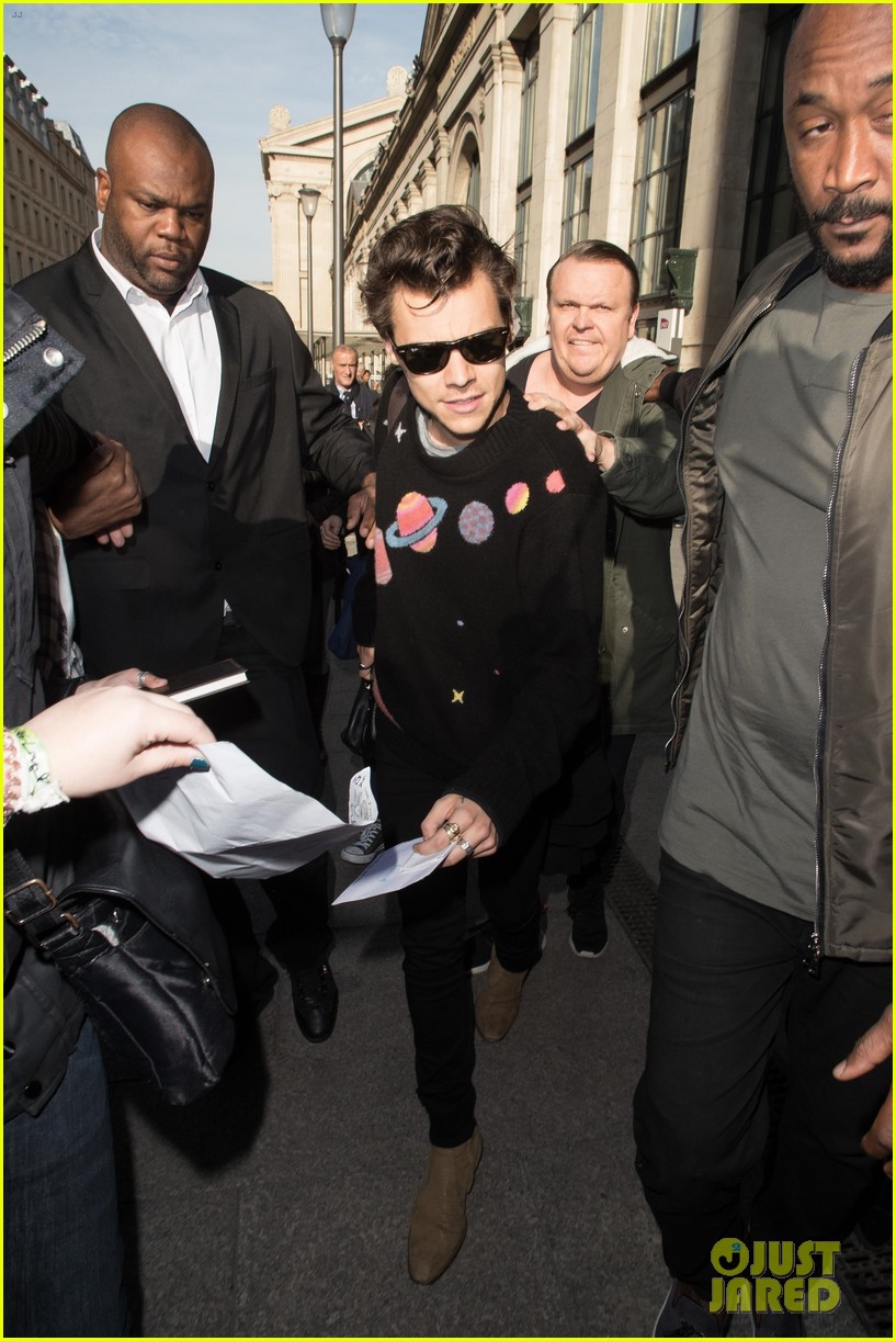 harry styles gets mobbed by fans in paris 05