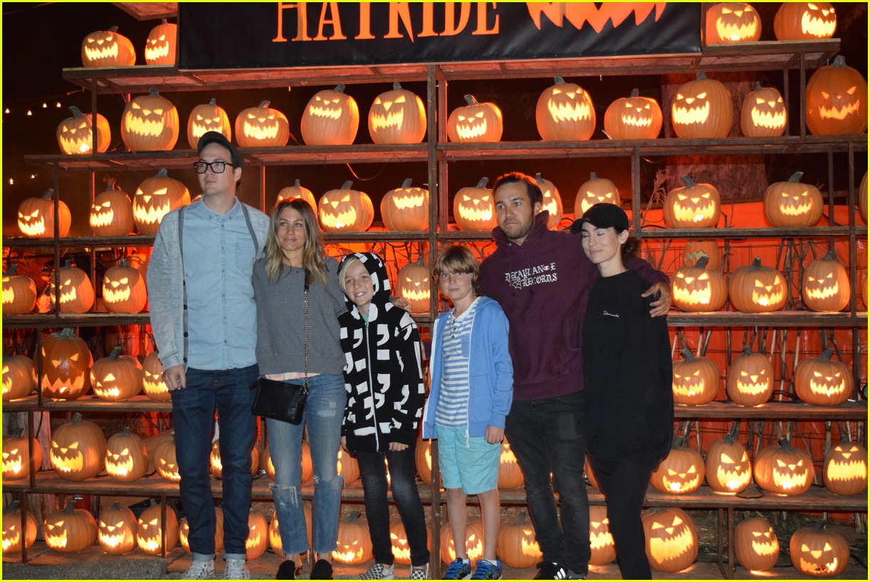 these celebs got spooked on the la haunted hayride 14