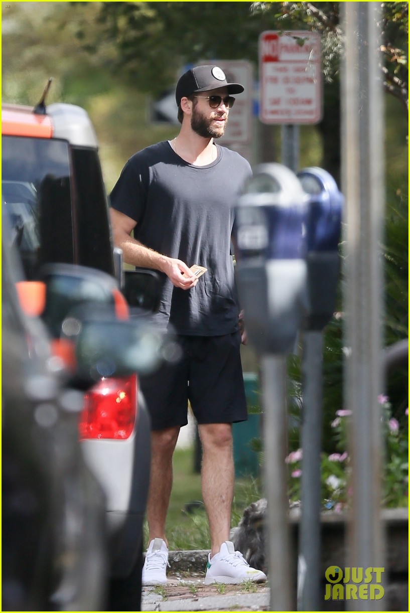 liam hemsworth meets up with fans in savannah 01