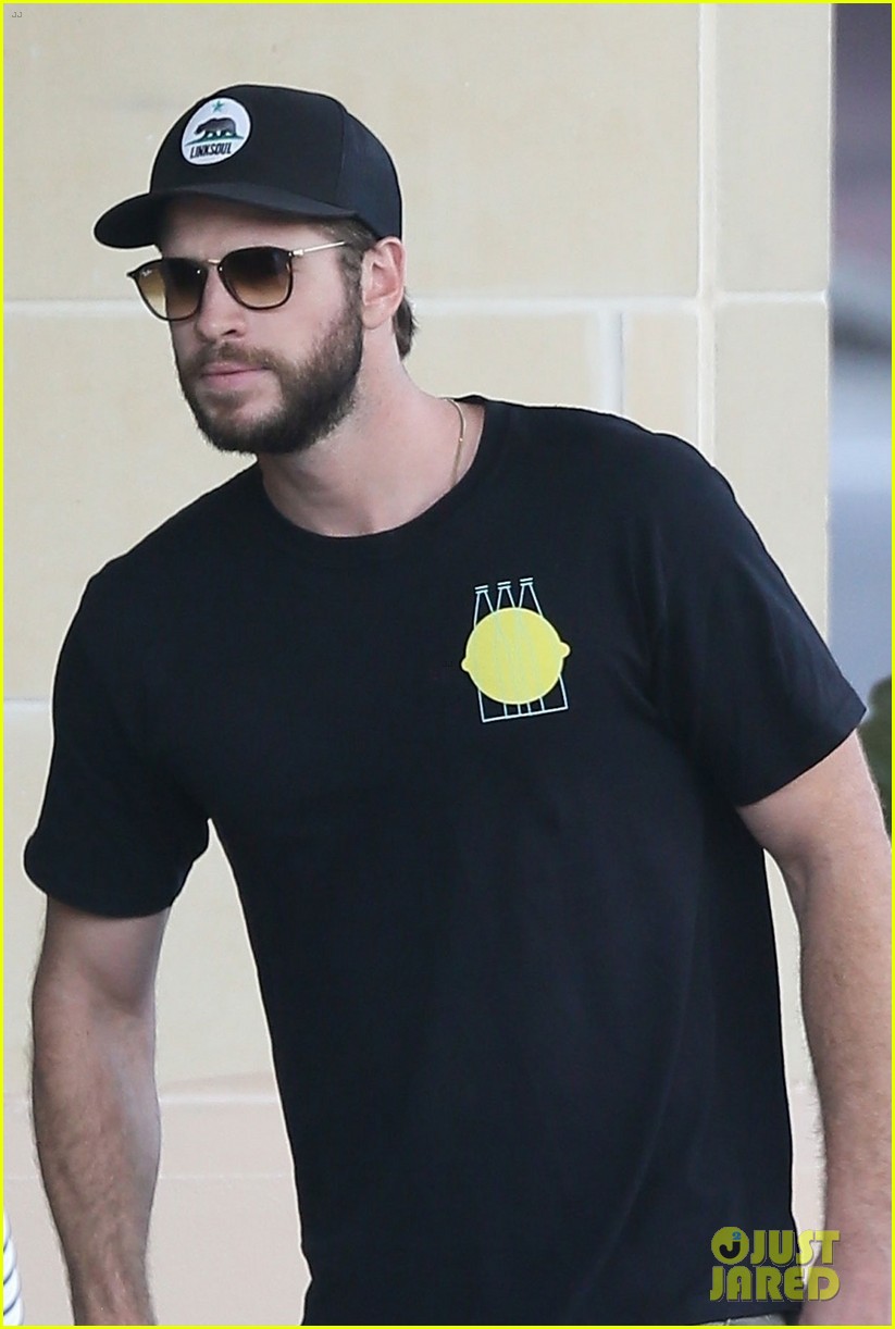 liam hemsworth meets up with fans in savannah 02