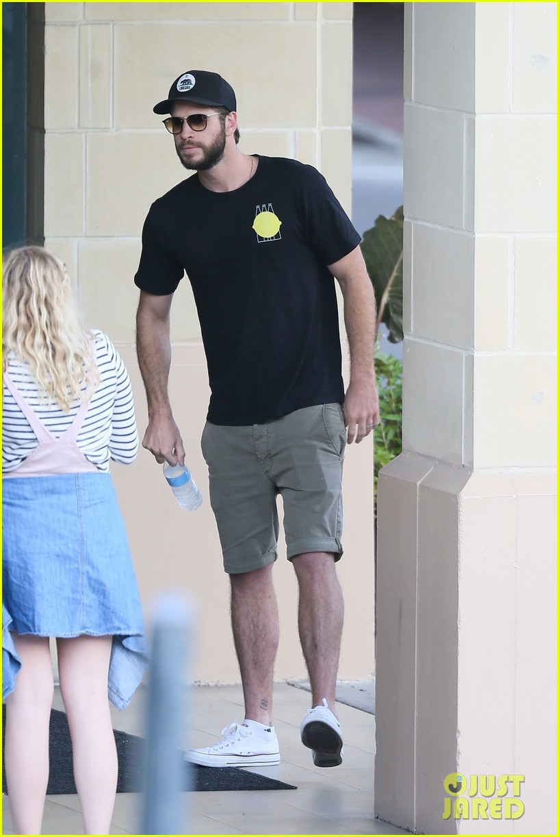 liam hemsworth meets up with fans in savannah 03