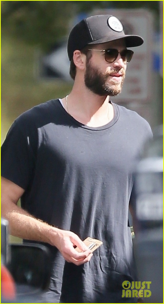 liam hemsworth meets up with fans in savannah 04