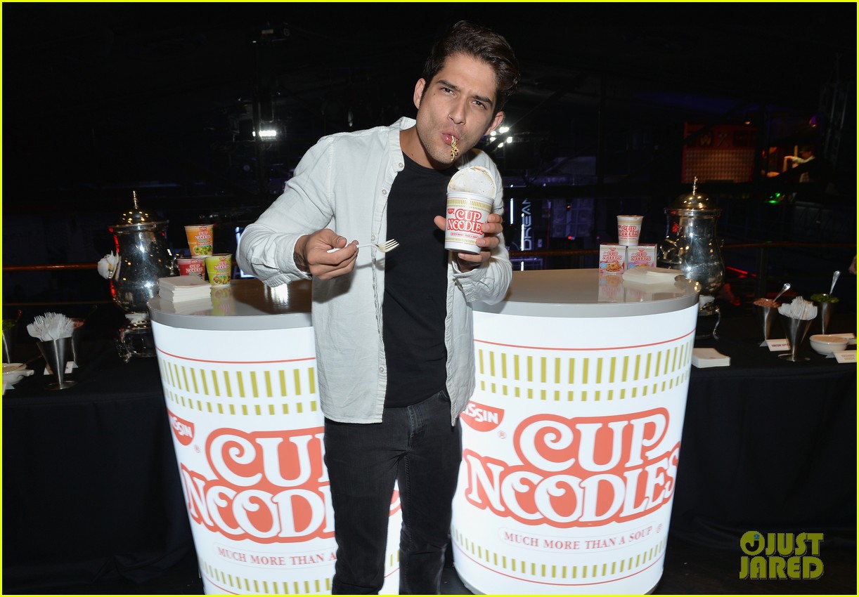 josh hutcherson tyler posey more attend hulu nycc after party 25