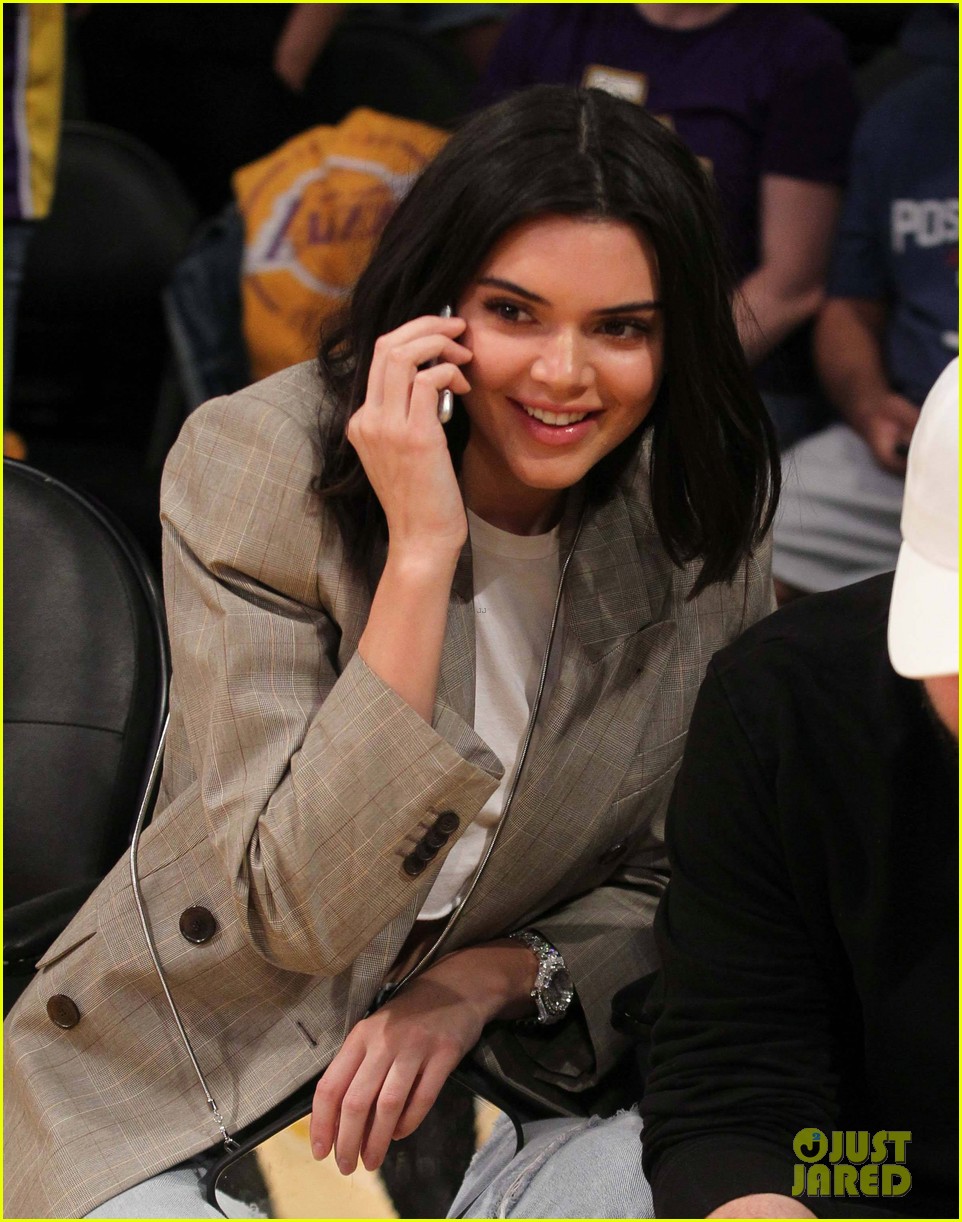 kendall jenner supports blake griffin at clippers lakers game 02