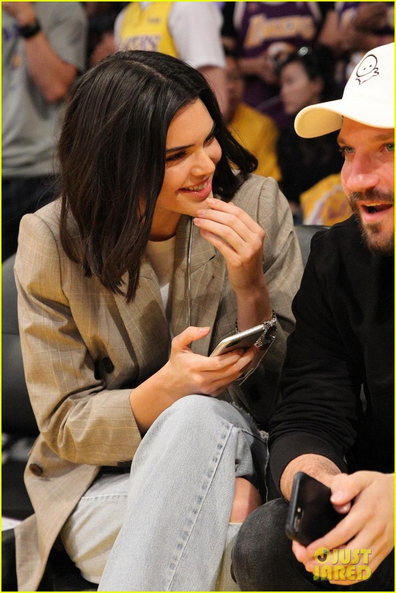 kendall jenner supports blake griffin at clippers lakers game 05