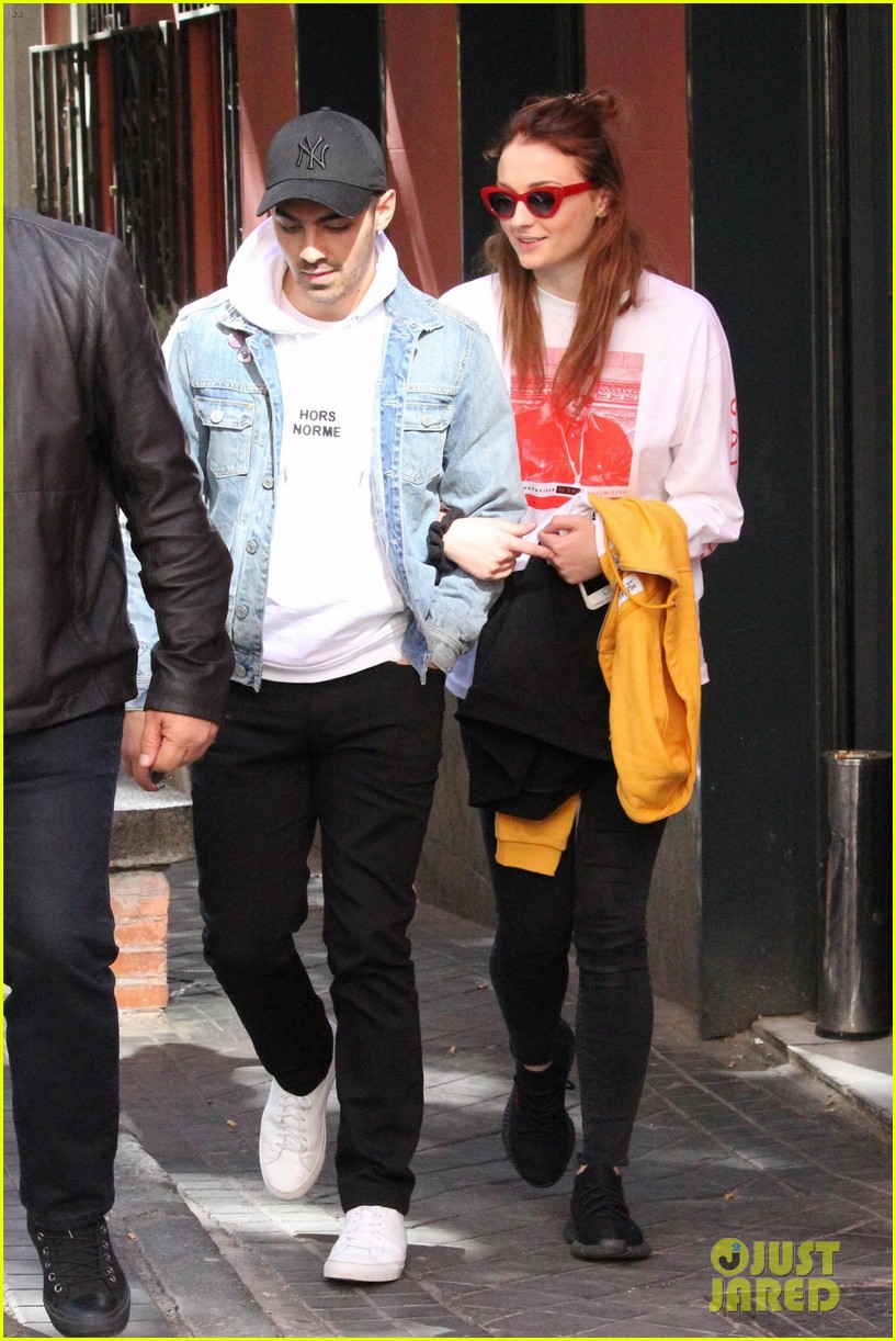 joe jonas sophie turner step out together first time since engagement 05