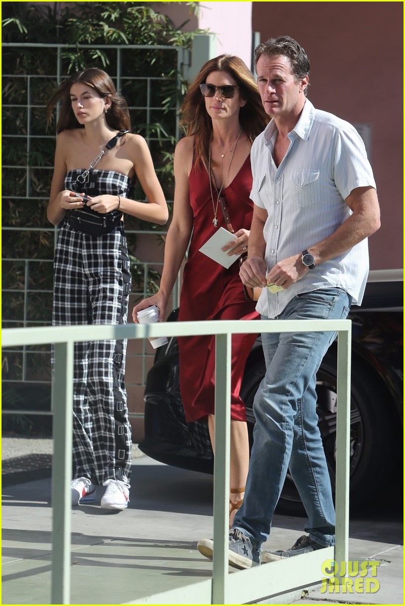 kaia gerber cindy crawford step out 01