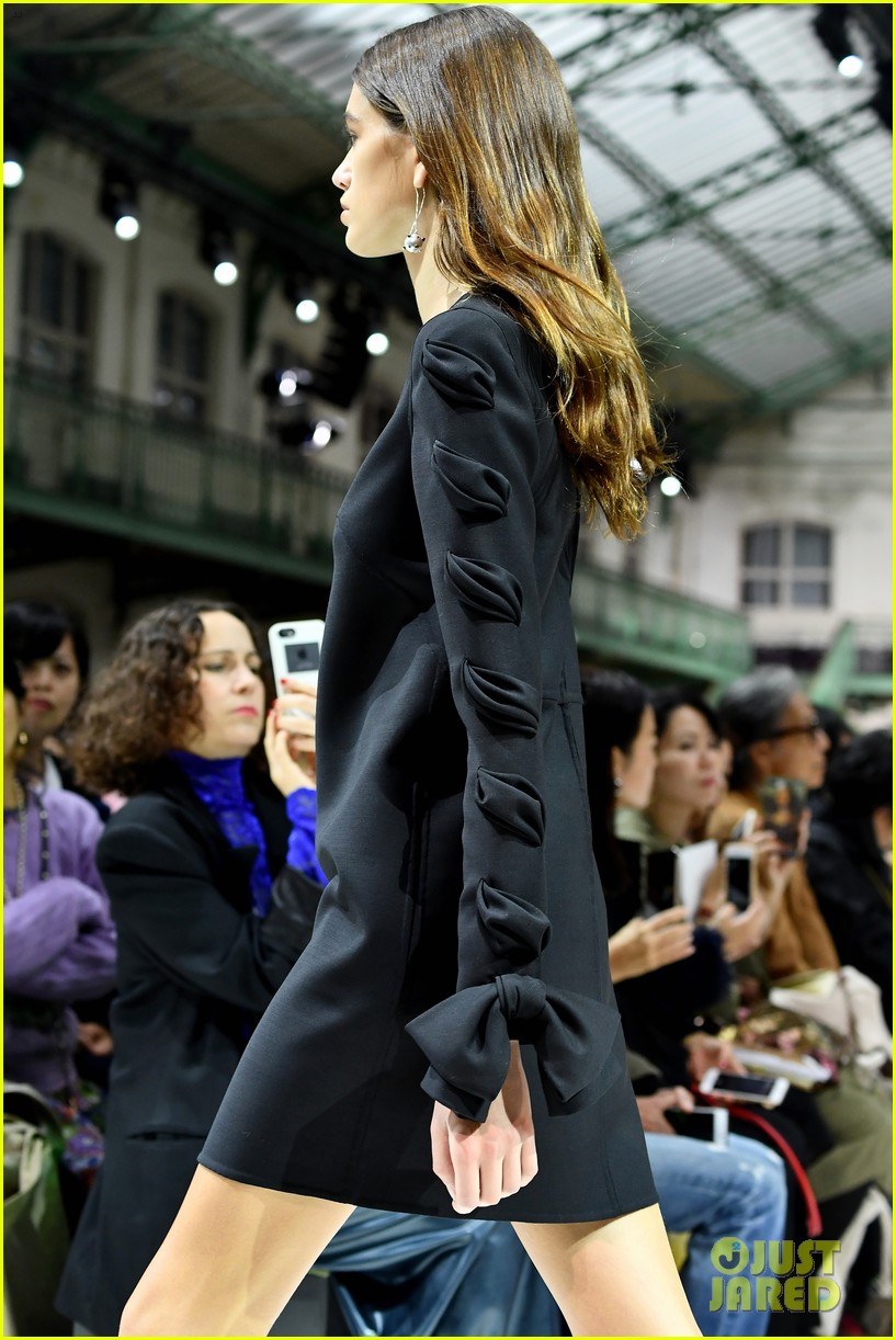 kaia gerber walks in valentino paris fashion week show 05