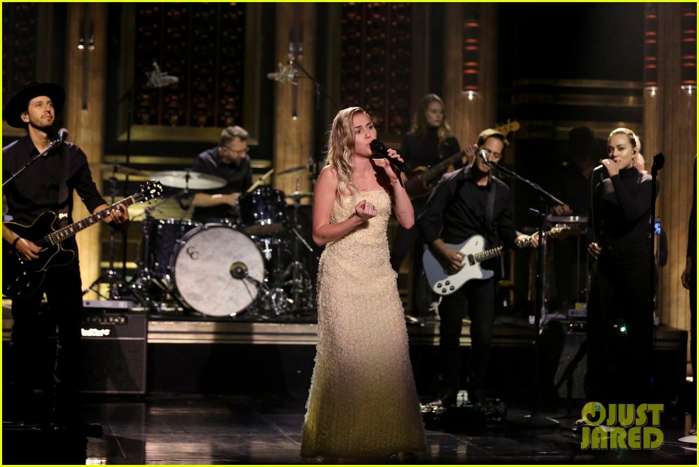 miley cyrus performs the climb on jimmy fallon 05