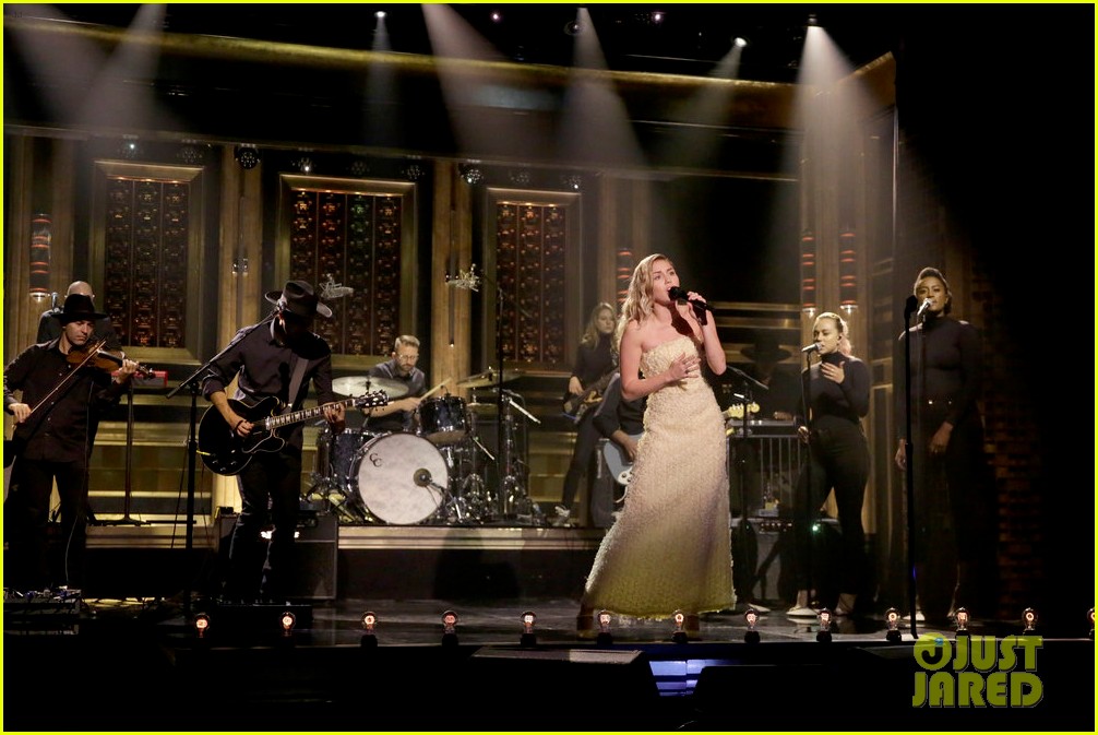 miley cyrus performs the climb on jimmy fallon 08