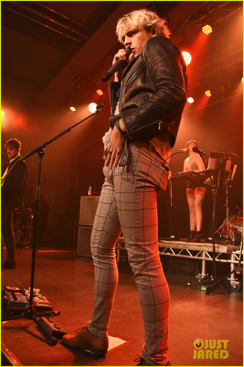 ross lynch r5 takes stage in germany 01