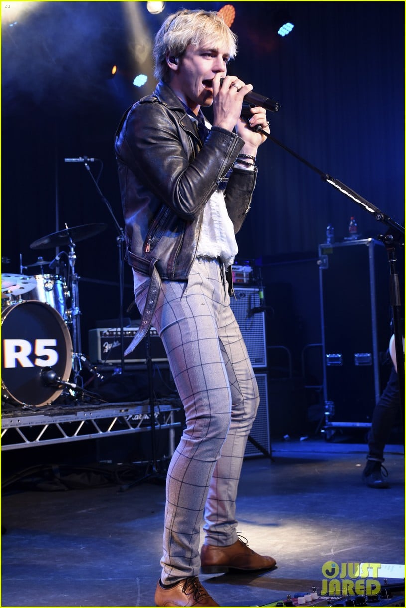ross lynch r5 takes stage in germany 02
