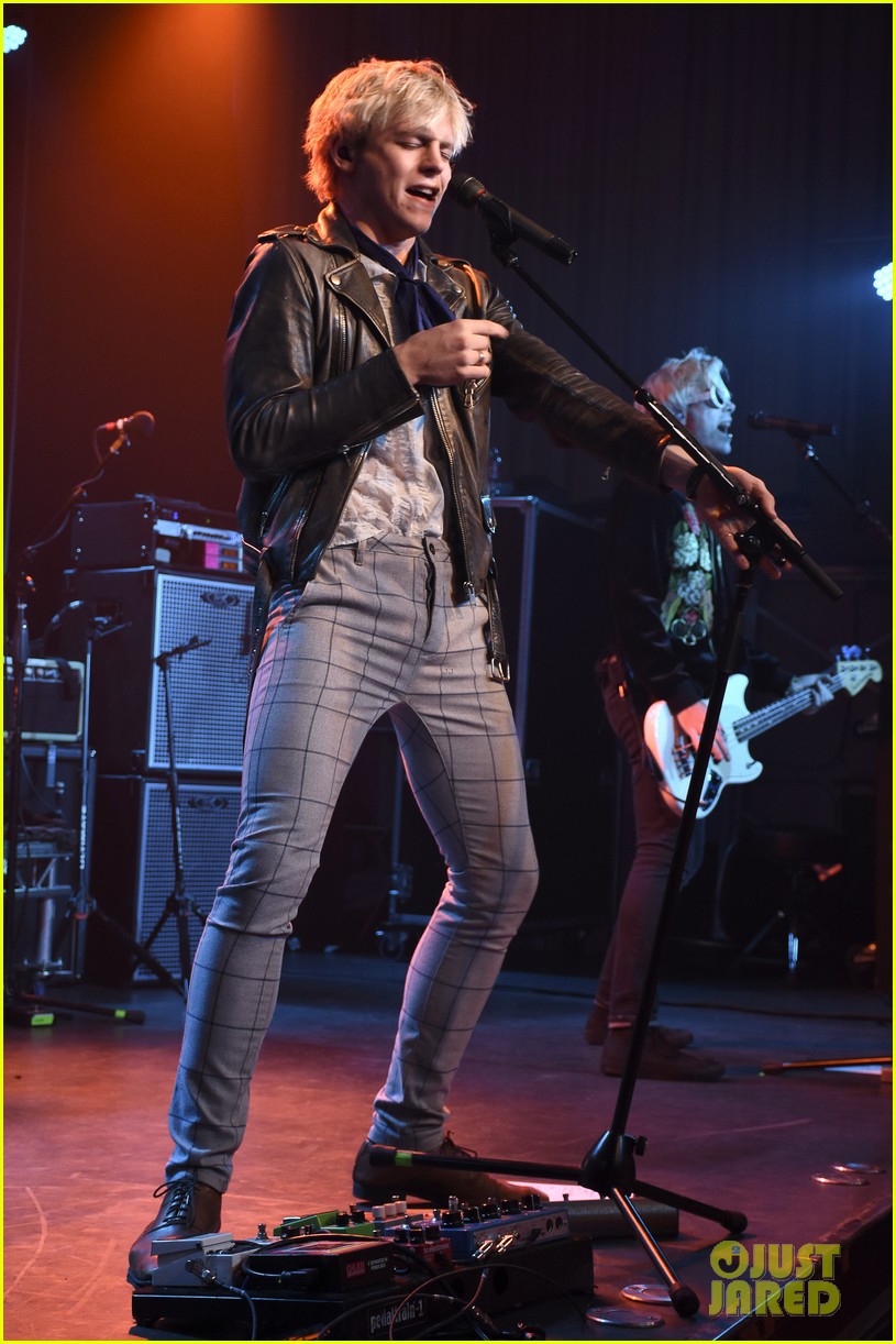 ross lynch r5 takes stage in germany 07