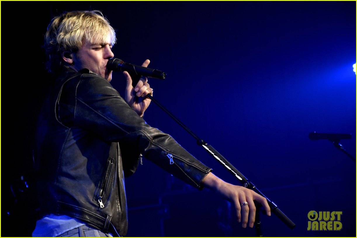 ross lynch r5 takes stage in germany 08