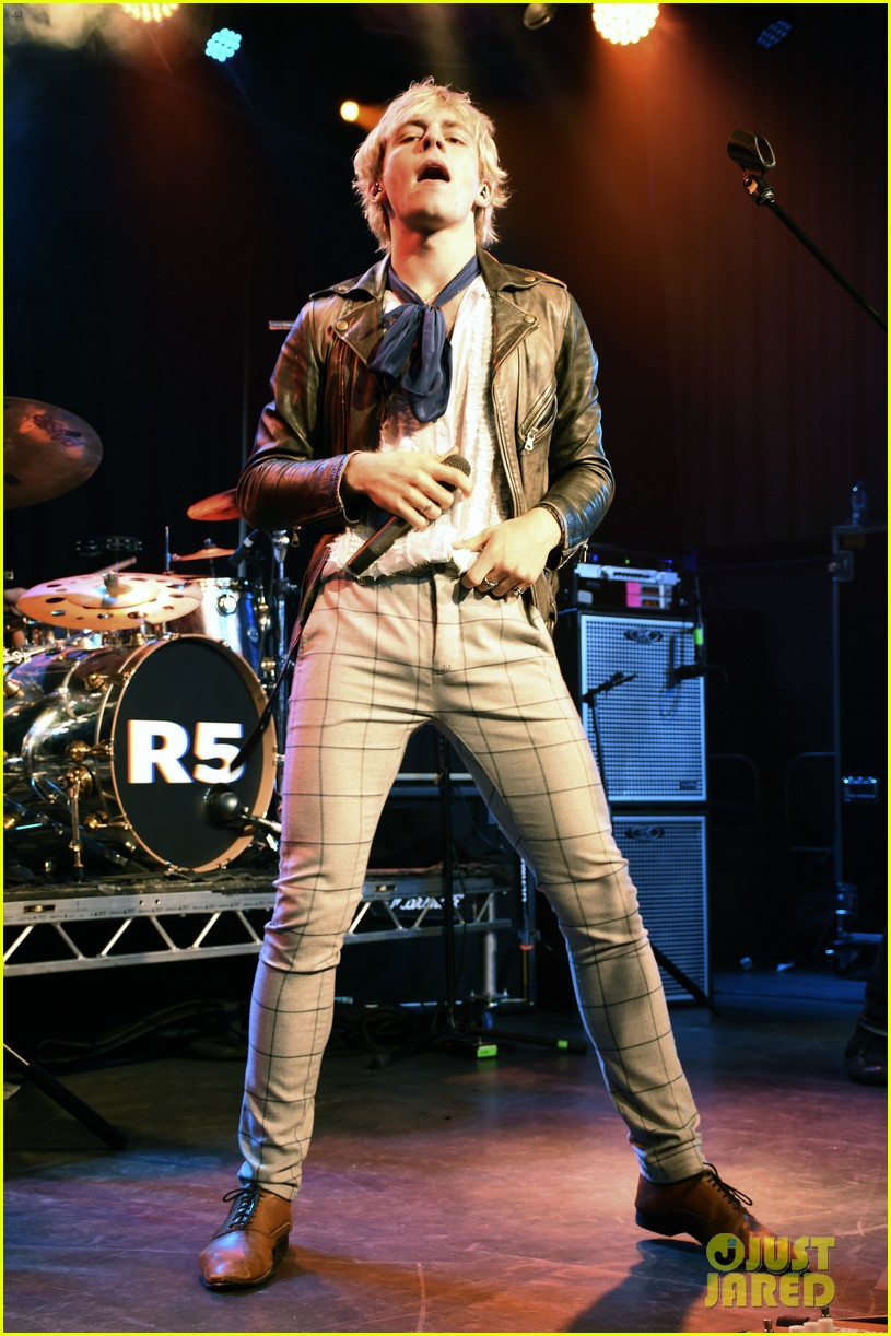 ross lynch r5 takes stage in germany 09