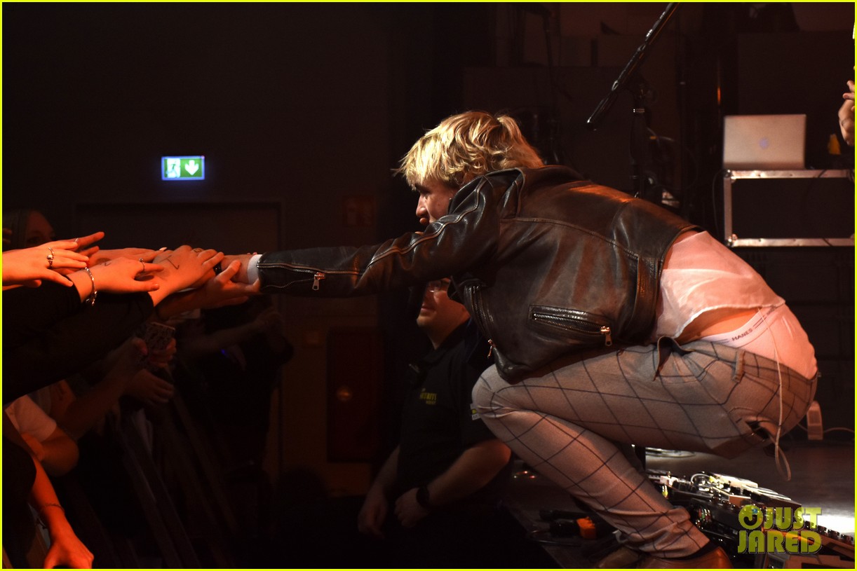 ross lynch r5 takes stage in germany 11