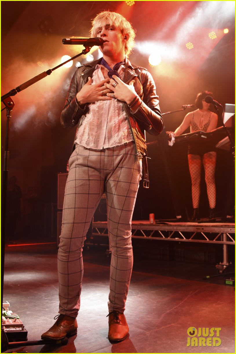 ross lynch r5 takes stage in germany 14